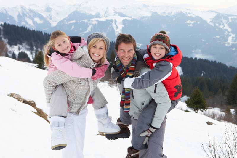Família nova em férias do inverno fotografia de stock Família nova em férias do inverno fotografia de stock