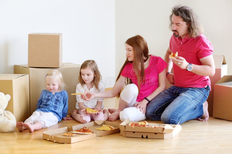 Família nova feliz em sua casa nova fotografia de stock Família nova feliz em sua casa nova fotografia de stock
