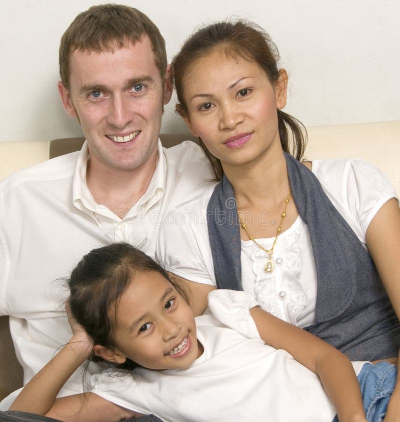 Família jovem e moderna com menina imagem de stock