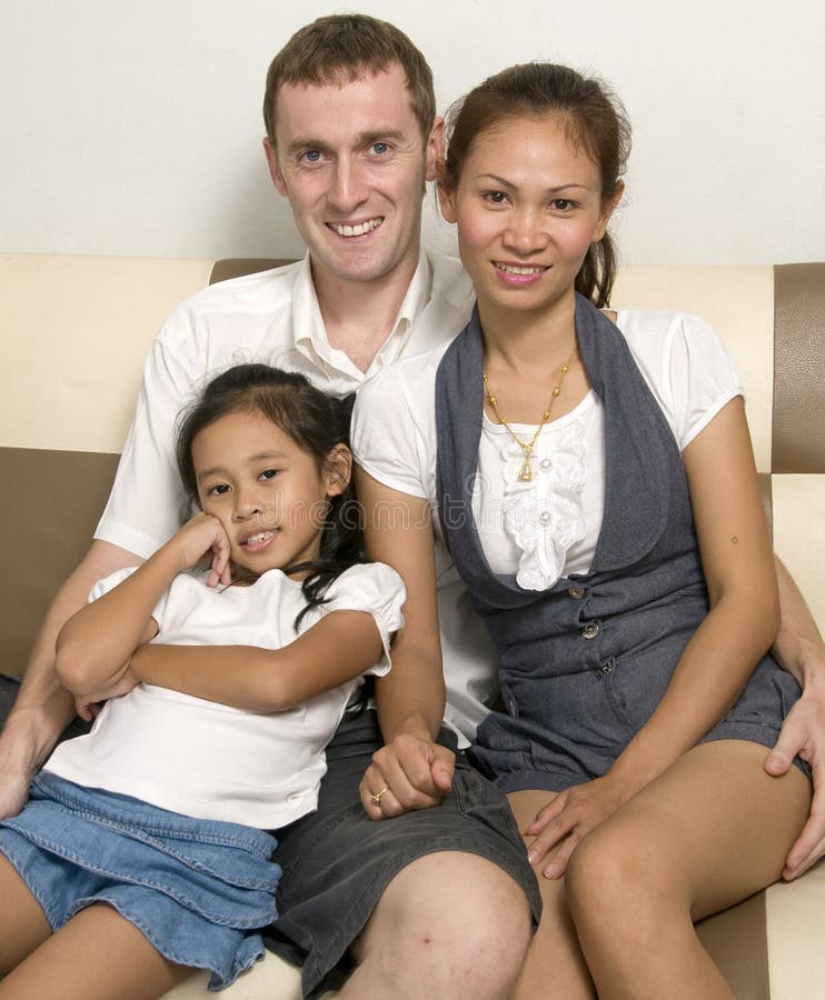 Família jovem a relaxar imagens de stock
