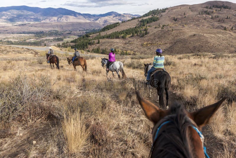 Família para fora para um passeio do horseback imagens de stock Família para fora para um passeio do horseback imagens de stock