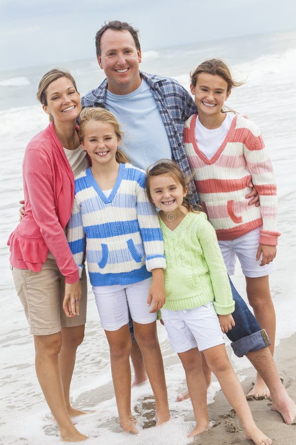 A família Parents férias das crianças da menina na praia imagem de stock A família Parents férias das crianças da menina na praia imagem de stock