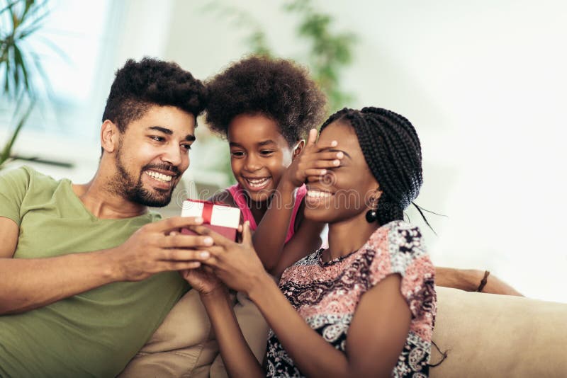 Família preta feliz em casa imagem de stock Família preta feliz em casa imagem de stock
