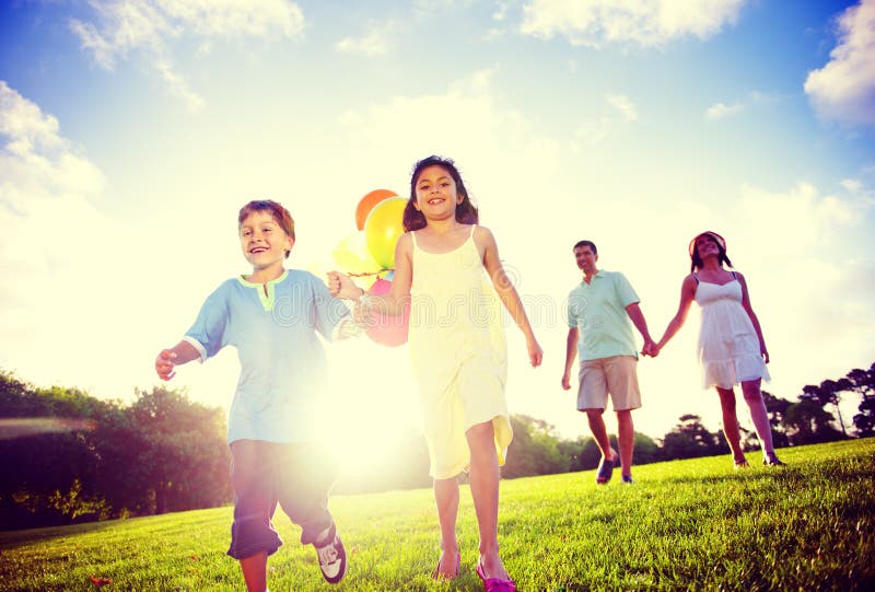 Família que anda fora para o conceito do lazer da câmera foto de stock Família que anda fora para o conceito do lazer da câmera foto de stock