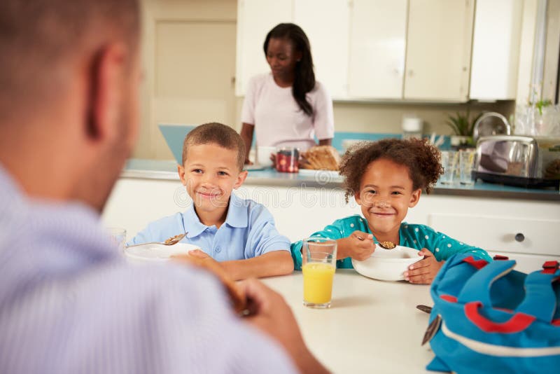 Família que come o café da manhã em casa junto imagens de stock Família que come o café da manhã em casa junto imagens de stock