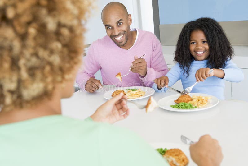 Família que come a refeição de A, mealtime junto fotografia de stock Família que come a refeição de A, mealtime junto fotografia de stock