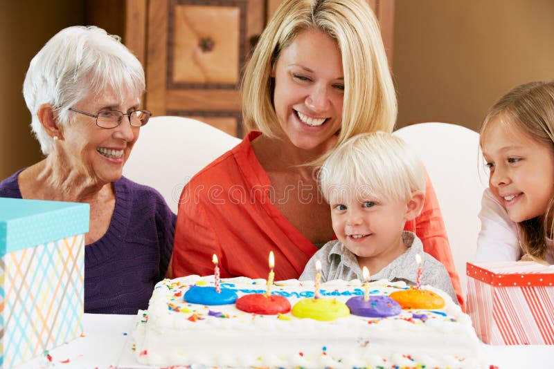 Família que comemora o aniversário da criança fotos de stock royalty free Família que comemora o aniversário da criança fotos de stock royalty free