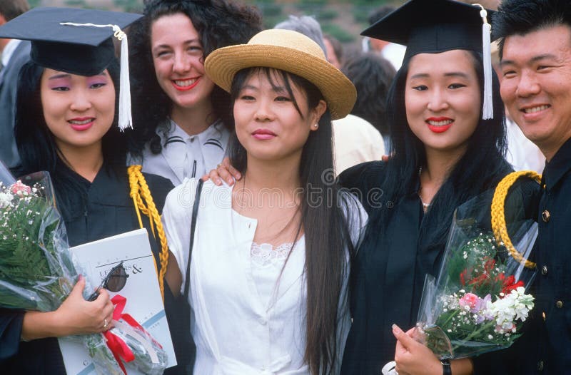 Família que comemora uma graduação da faculdade foto de stock Família que comemora uma graduação da faculdade foto de stock
