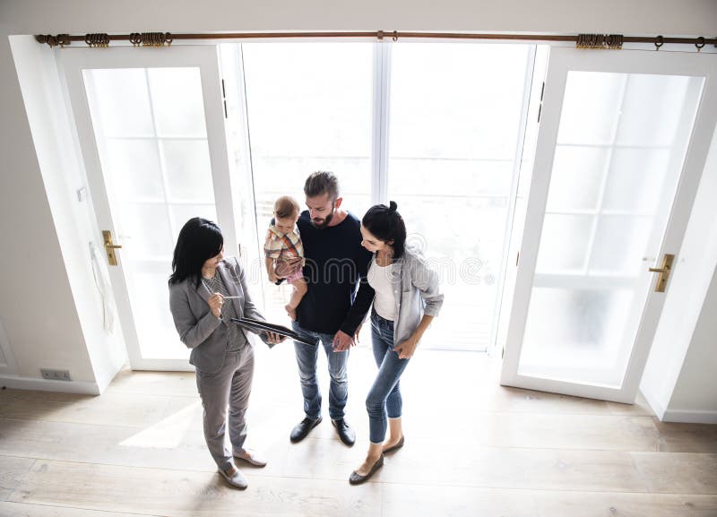 Família que compra a casa nova junto foto de stock Família que compra a casa nova junto foto de stock