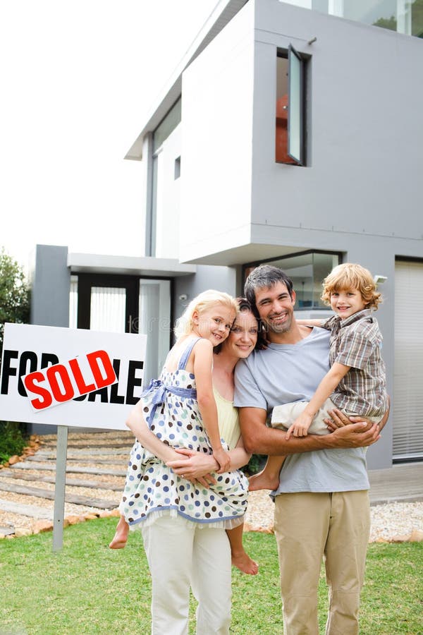 Família que compra uma casa fotos de stock royalty free Família que compra uma casa fotos de stock royalty free