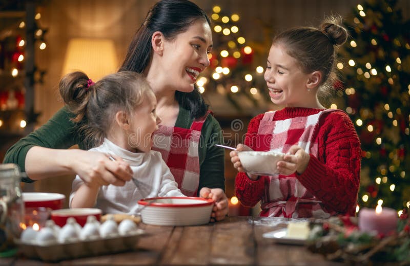 Família que cozinha cookies do Natal imagem de stock Família que cozinha cookies do Natal imagem de stock