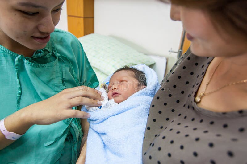 A família que encontra o bebê novo imagem de stock A família que encontra o bebê novo imagem de stock