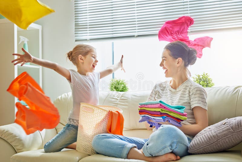 Família que faz a lavanderia em casa imagem de stock royalty free Família que faz a lavanderia em casa imagem de stock royalty free