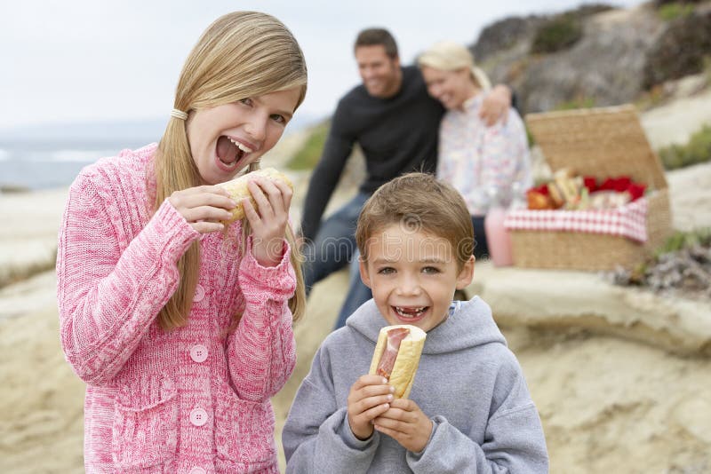Família que janta o fresco do Al na praia fotografia de stock Família que janta o fresco do Al na praia fotografia de stock