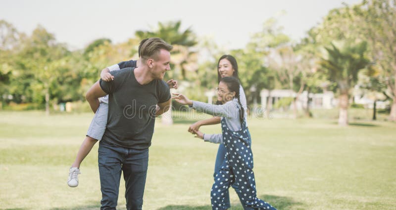 Família que joga junto ter o divertimento fora Conceito de uma família feliz imagens de stock royalty free Família que joga junto ter o divertimento fora Conceito de uma família feliz imagens de stock royalty free
