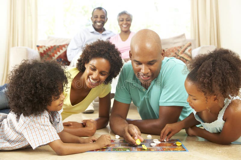 Família que joga o jogo de mesa em casa
