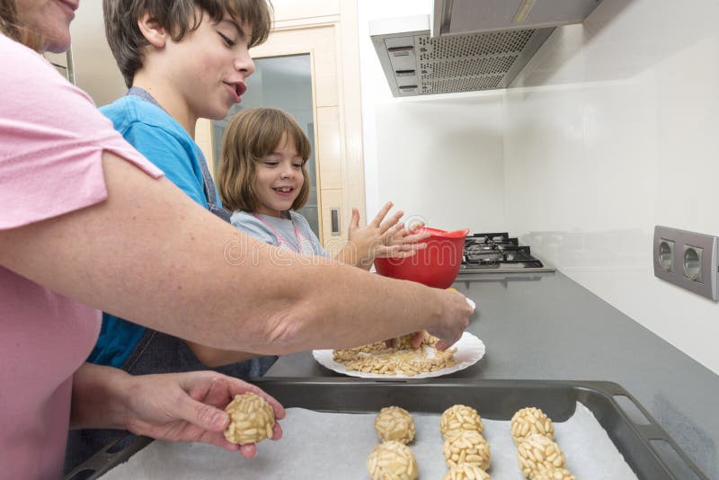 Família que prepara doces na cozinha imagens de stock Família que prepara doces na cozinha imagens de stock