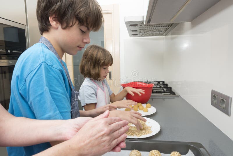 Família que prepara doces na cozinha imagem de stock Família que prepara doces na cozinha imagem de stock