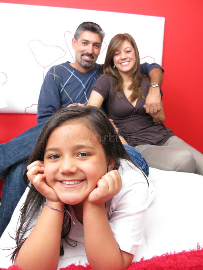 Família relaxando na cama foto de stock royalty free