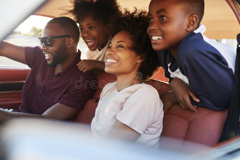 Família que relaxa no carro durante a viagem por estrada fotos de stock royalty free Família que relaxa no carro durante a viagem por estrada fotos de stock royalty free