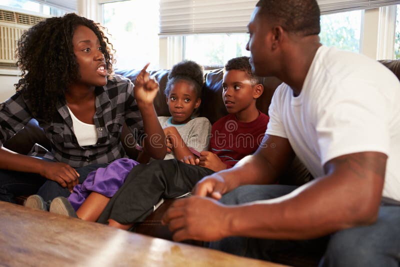 Família que senta-se em Sofa With Parents Arguing