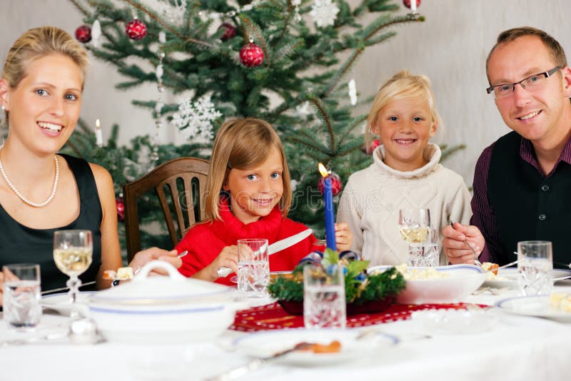 Família que tem o jantar do Natal foto de stock royalty free Família que tem o jantar do Natal foto de stock royalty free