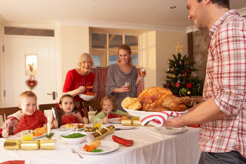 Família que tem o jantar do Natal fotografia de stock Família que tem o jantar do Natal fotografia de stock