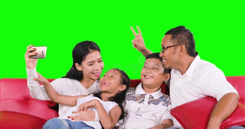 Família que toma a foto do selfie com smartphone