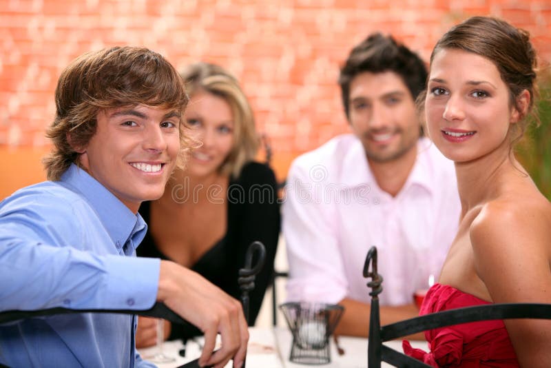Família sentada no restaurante