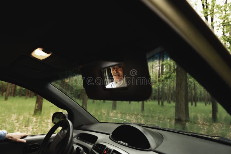 Família superior feliz dentro do carro novo imagem de stock Família superior feliz dentro do carro novo imagem de stock