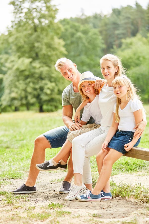 A família toma uma ruptura em uma caminhada fotografia de stock royalty free A família toma uma ruptura em uma caminhada fotografia de stock royalty free