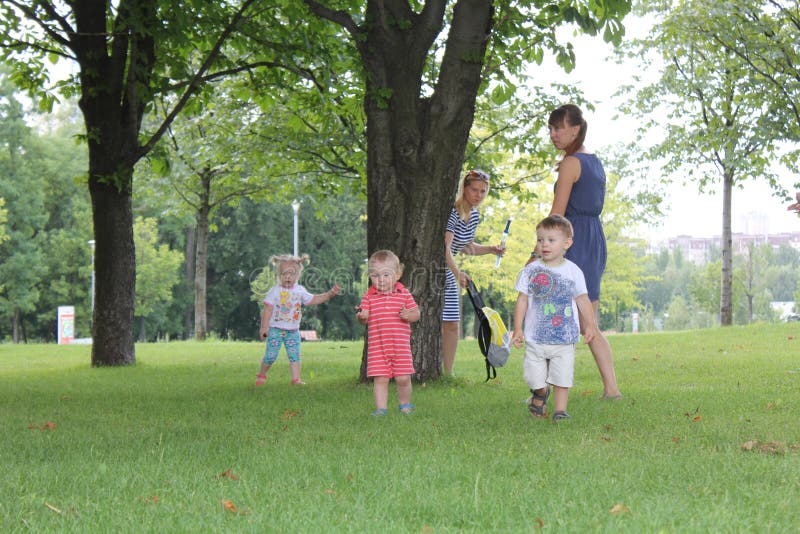 Famílias, mães e bebês no parque natural verde urbano fotografia de stock Famílias, mães e bebês no parque natural verde urbano fotografia de stock