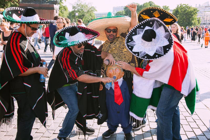 Fan De Futebol Mexicanos No Quadrado Vermelho Em Moscou Sombreiros