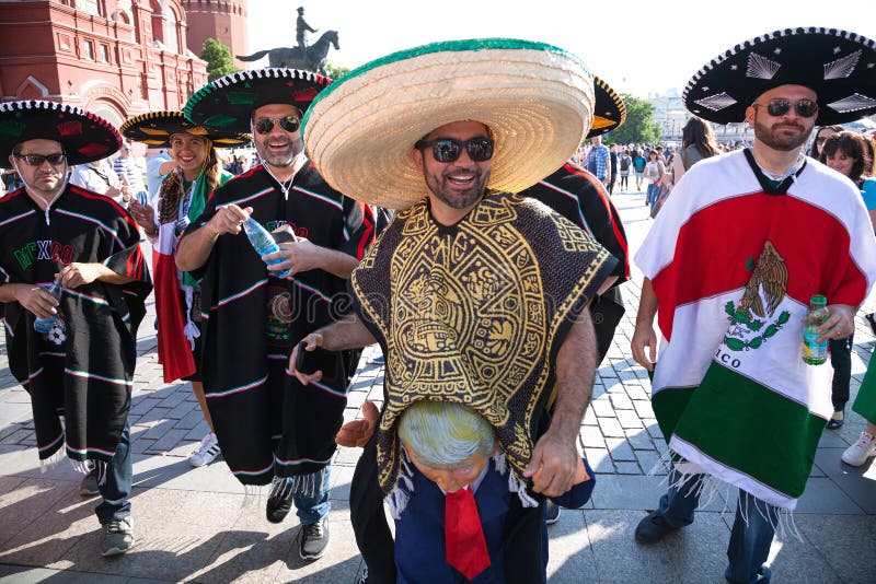 Fan De Futebol Mexicanos No Quadrado Vermelho Em Moscou Sombreiros