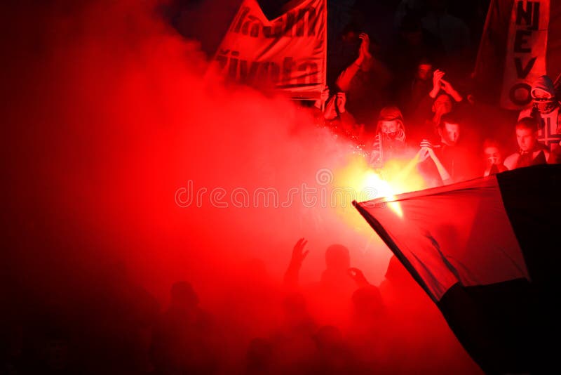 Fan Di Calcio Con Acceso Le Torce Allo Stadio Fotografia Editoriale -  Immagine di sport, concorrenza: 38663671