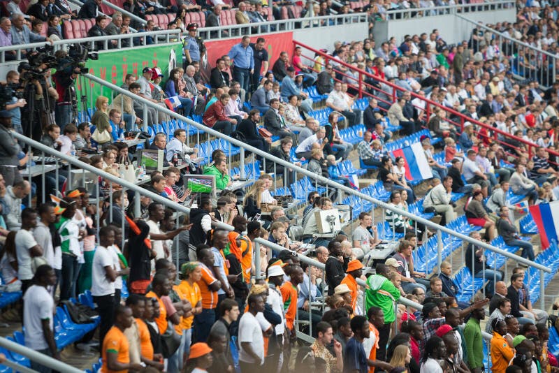 Fan nei supporti sulla partita di calcio fotografie stock libere da diritti Fan nei supporti sulla partita di calcio fotografie stock libere da diritti