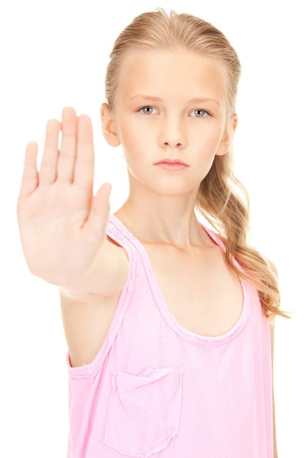 Fanale di arresto adorabile di rappresentazione della ragazza immagine stock