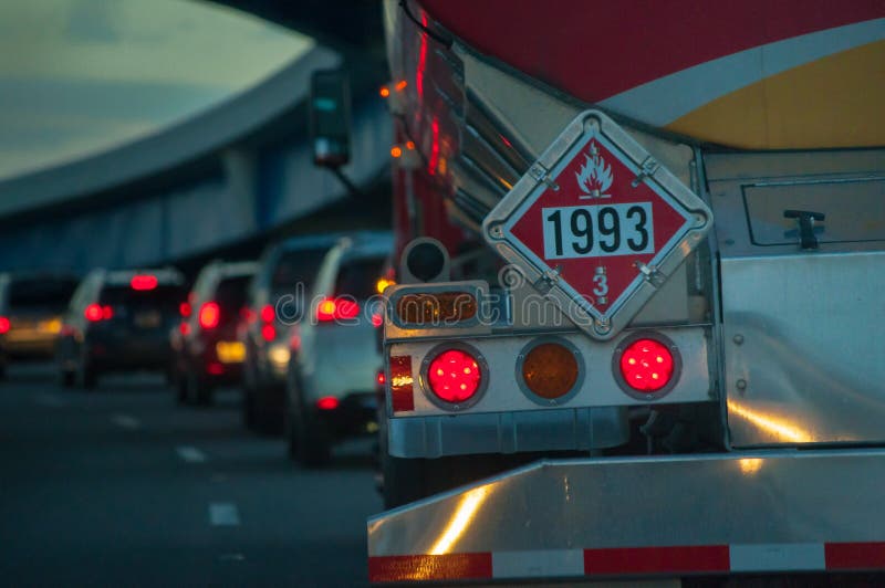 Fanali posteriori del camion cisterna del combustibile con il segno di rischio infiammabile 1993, traffico dei