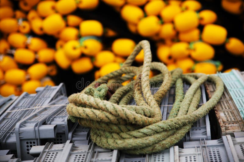 Fangen Sie ein Fischereifahrzeug mit gelbem Hintergrund ein stockfotografie Fangen Sie ein Fischereifahrzeug mit gelbem Hintergrund ein stockfotografie