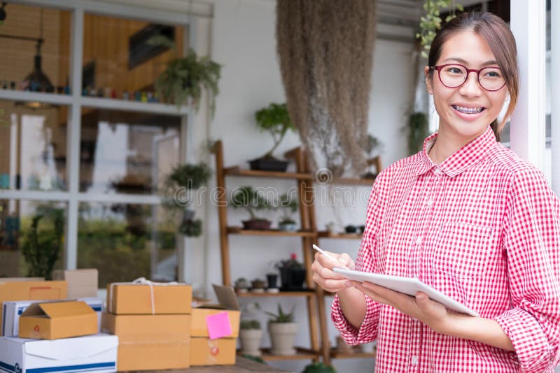 Fangen Sie oben Kleinunternehmer an, mit digitaler Tablette am wor zu arbeiten lizenzfreie stockfotos Fangen Sie oben Kleinunternehmer an, mit digitaler Tablette am wor zu arbeiten lizenzfreie stockfotos