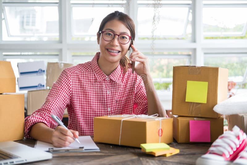 Fangen Sie oben Kleinunternehmer an, mit Kunden auf beweglichem pH zu sprechen stockfoto Fangen Sie oben Kleinunternehmer an, mit Kunden auf beweglichem pH zu sprechen stockfoto