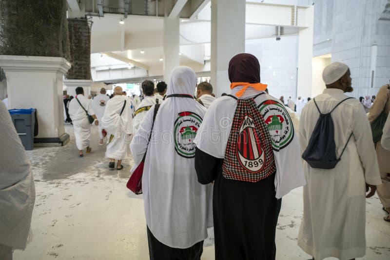 Fani klubu piłkarskiego ac milan grający hajj i umrah w masjidil haram wielki meczet w makkah zdjęcie royalty free