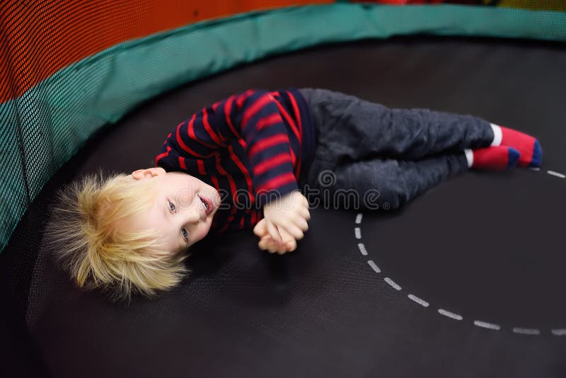 Fanny pys efter aktivitet på trampolinen royaltyfria foton Fanny pys efter aktivitet på trampolinen royaltyfria foton
