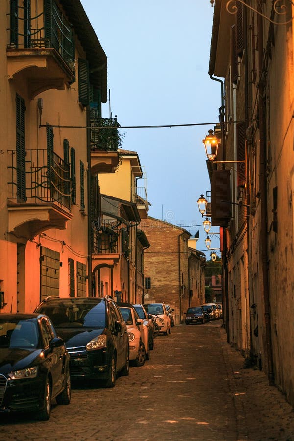 Fano, Italien - 8. August 2017: schmale Straße beleuchtete durch Straßenlaternen nachts in der alten Stadt stockfotografie Fano, Italien - 8. August 2017: schmale Straße beleuchtete durch Straßenlaternen nachts in der alten Stadt stockfotografie