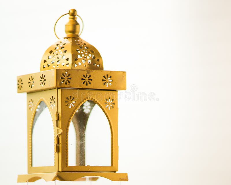 Fanoos traditionnels ou une lanterne décorative arabe sur le fond blanc photo libre de droits Fanoos traditionnels ou une lanterne décorative arabe sur le fond blanc photo libre de droits