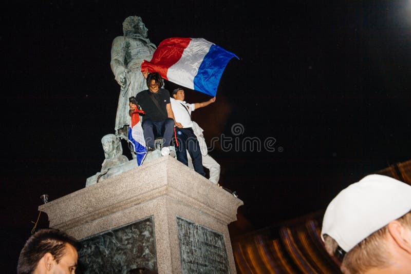 Fans célébrant la victoire de qualification des Frances pour la FIFA finale image stock Fans célébrant la victoire de qualification des Frances pour la FIFA finale image stock