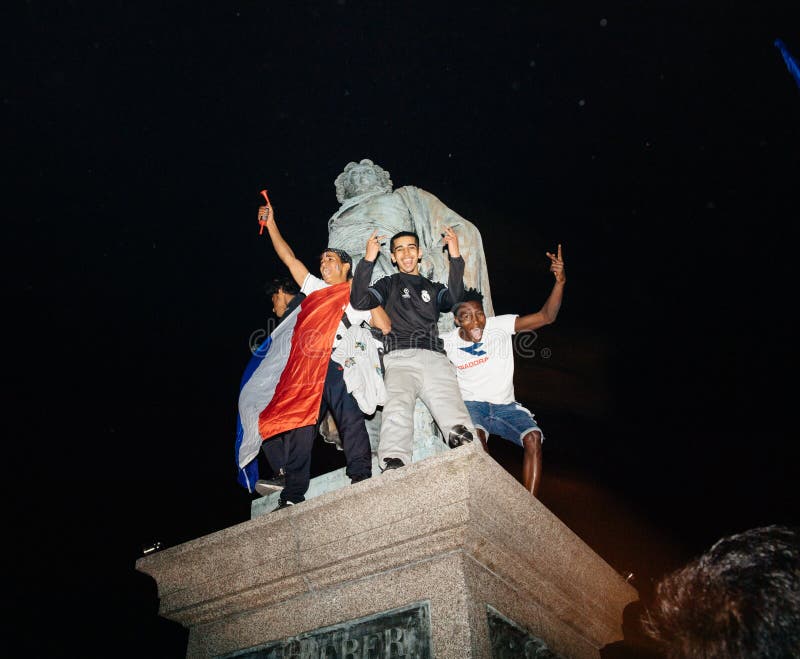 Fans célébrant la victoire de qualification des Frances pour la FIFA finale images libres de droits Fans célébrant la victoire de qualification des Frances pour la FIFA finale images libres de droits