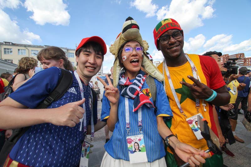 Fans har en gyckel på en festivalfotbollsmatch Japan vs Senegal royaltyfri bild Fans har en gyckel på en festivalfotbollsmatch Japan vs Senegal royaltyfri bild