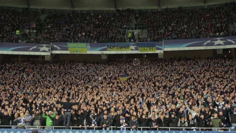 Fans im Stadion während des Spiels Olimpiyskiy Kieiv Ukraine