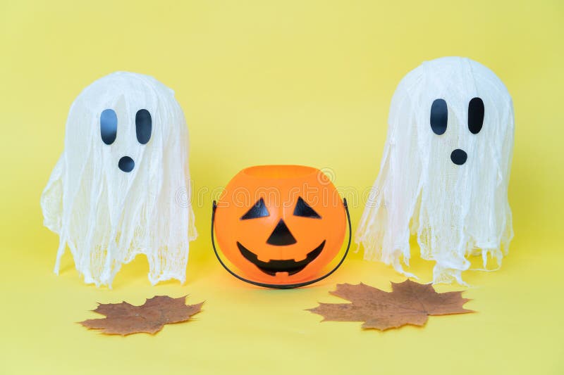 Halloween Jour Férié Des Morts Portrait Rapproché D'une Fille Zombie  Heureuse Et Souriante Sur Le Toit De La Maison Le Monstre Image stock -  Image du enfance, brique: 159443497